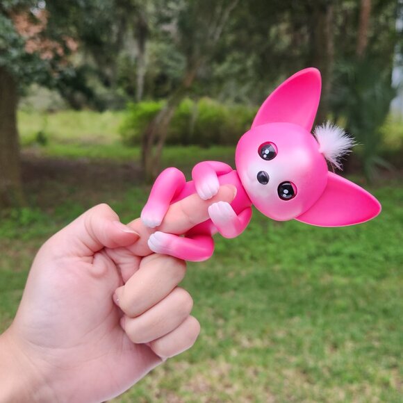 WowWee Fingerlings Interactive Hot Pink Baby Kayla Fox Toy Figure - Picture 1 of 2